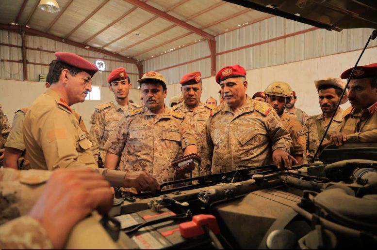 وزير الدفاع يتفقد دائرة التصنيع العسكري بمأرب ويطلع على تصنيع القناصات والصواريخ والذخائر