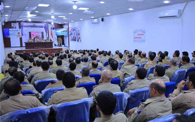 وزير الدفاع يتفقد كلية القيادة والأركان بمأرب ويشيد بدورها في إعداد وتأهيل القادة