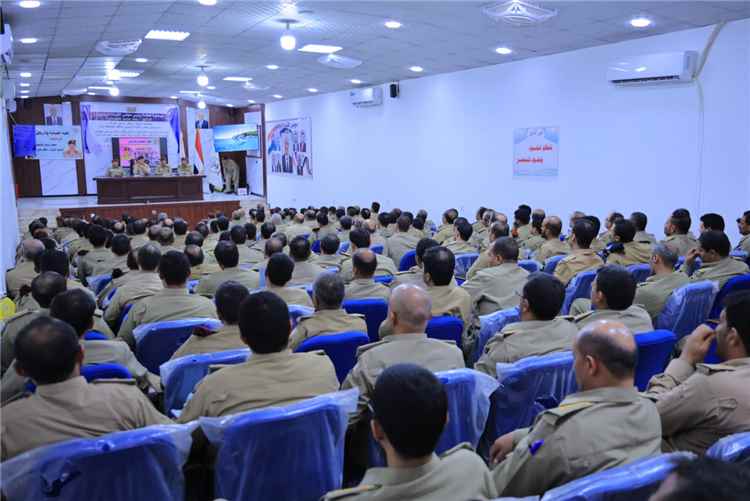 وزير الدفاع يتفقد كلية القيادة والأركان بمأرب ويشيد بدورها في إعداد وتأهيل القادة