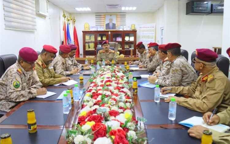 وزير الدفاع يجتمع بمساعديه ورؤساء الهيئات والتفتيش والرقابة ويؤكد الالتزام بالضوابط المنظمة للابتعاث