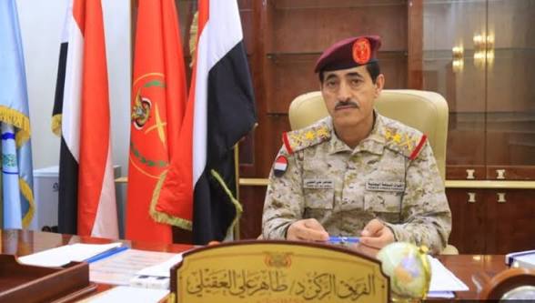 وزير الدفاع يكشف تفاصيل خطة شاملة لإعادة بناء الجيش: توحيد المؤسسات وإنهاء الأسماء الوهمية وتعزيز الجاهزية القتالية