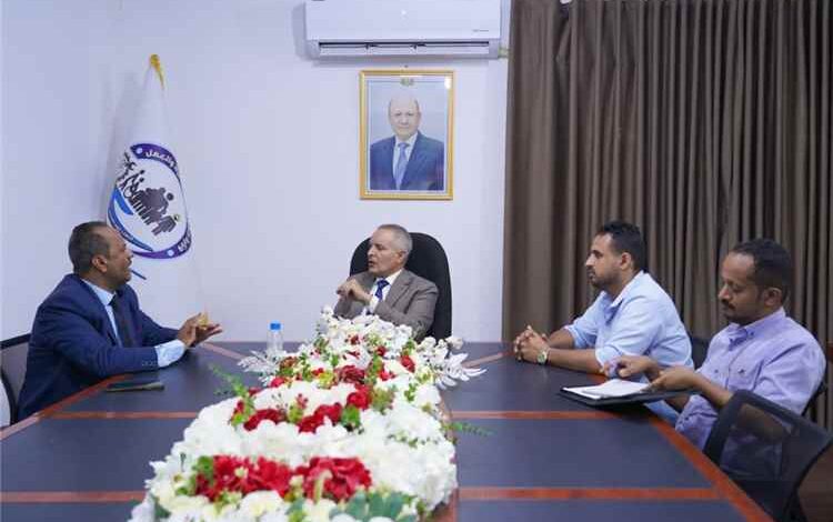وزير الشؤون الاجتماعية والعمل يؤكد أهمية تنظيم عمل المنظمات وضمان عدالة توزيع التدخلات الإنسانية في تعز