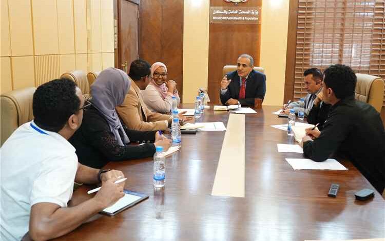 وزير الصحة يلتقي فريقًا من منظمة الصحة العالمية لمناقشة تعزيز برامج مكافحة الأمراض وتطوير نظام الترصد الصحي