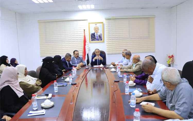 وزير الصناعة والتجارة يؤكد أهمية الانضباط الوظيفي ويشدد على تكثيف الرقابة الميدانية لحماية الأسواق