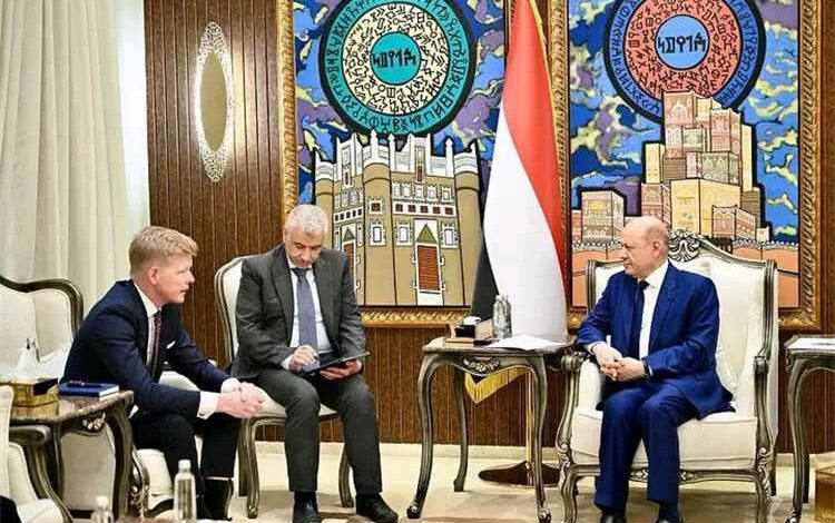 وزير سابق: الرئيس العليمي وضع أسس السلام وأكد أن القضية تتمثل في استعادة الدولة