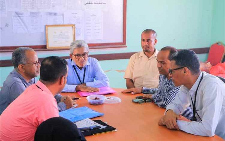 وفد اللجنة الوزارية واللجنة الإشرافية الفرعية يتفقدان المراكز الاختبارية بمديرية غيل باوزير