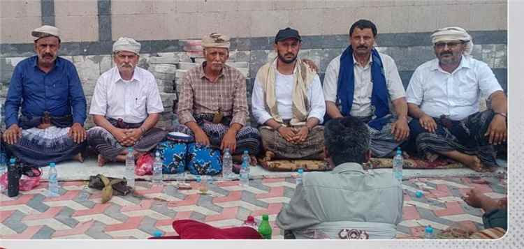 وفد مديرية مكيراس برئاسة المدير العام يؤدي واجب العزاء بوفاة الرئيس هادي بمسقط رأسه في مديرية الوضيع