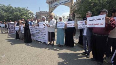 وقفات احتجاجية في حضرموت ومأرب تندد باغتيال الصحفي محمد عيضة وتطالب بمحاسبة الجناة
