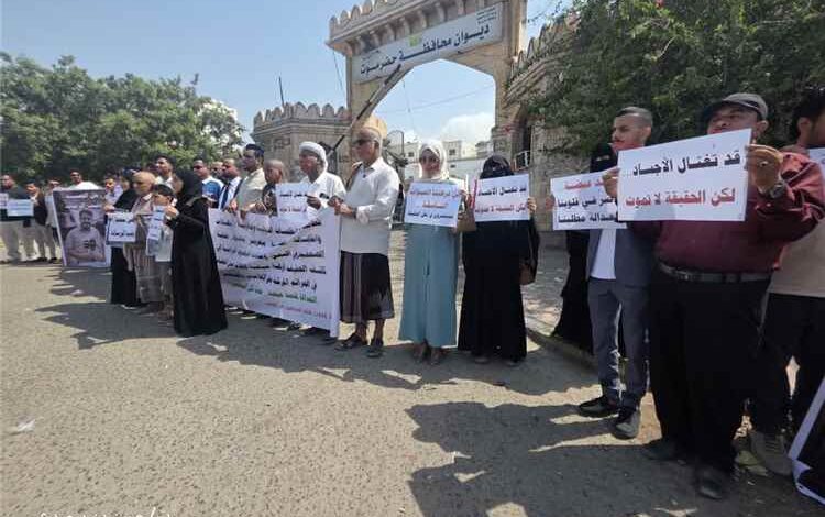 وقفات احتجاجية في حضرموت ومأرب تندد باغتيال الصحفي محمد عيضة وتطالب بمحاسبة الجناة