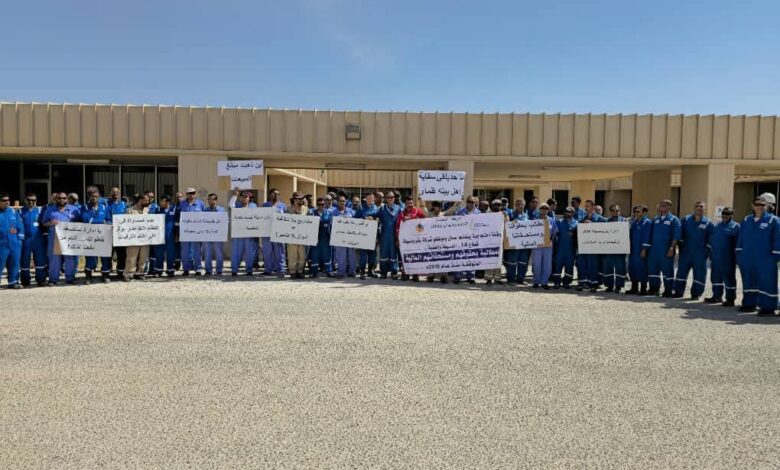 وقفة احتجاجية سلمية لموظفي بترومسيلة للمطالبة بصرف مستحقاتهم المتأخرة