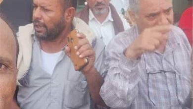 وقفة احتجاجية لموظفي محافظة البيضاء أمام بنك إنماء للمطالبة بصرف الرواتب المتأخرة