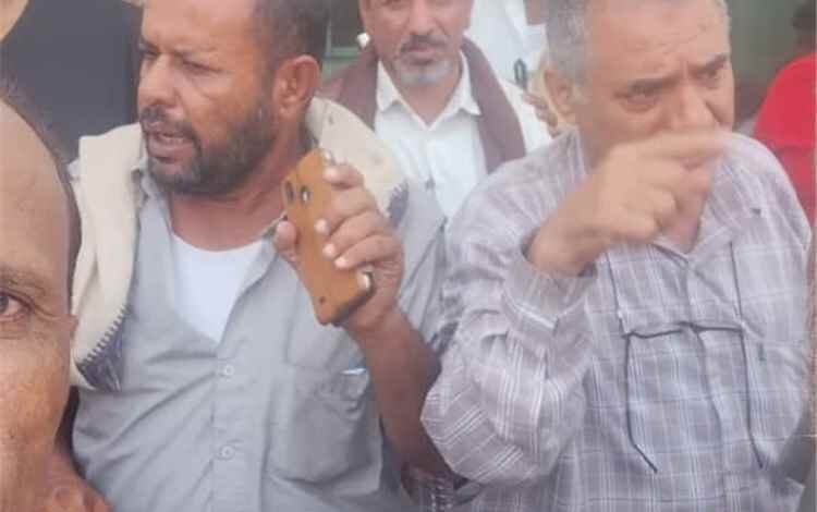 وقفة احتجاجية لموظفي محافظة البيضاء أمام بنك إنماء للمطالبة بصرف الرواتب المتأخرة