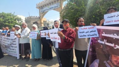 وقفة صامتة بالمكلا تطالب بكشف قتلة الصحفي محمد عيضة وتقديمهم للعدالة