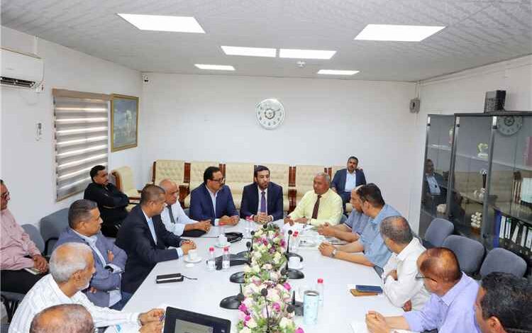 وكيل وزارة النفط يطلع على سير العمل والانضباط الوظيفي بشركة مصافي عدن