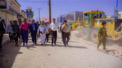 المحافظ بن الوزير يدشن أعمال مشروع توسعة وتأهيل شارع الأربعين بمدينة عتق