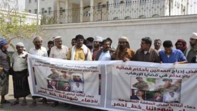 وقفة احتجاجية لأبناء شبوة أمام مكتب النائب العام بعدن رفضاً لإدراج مدانين  في صفقات تبادل الأسرى