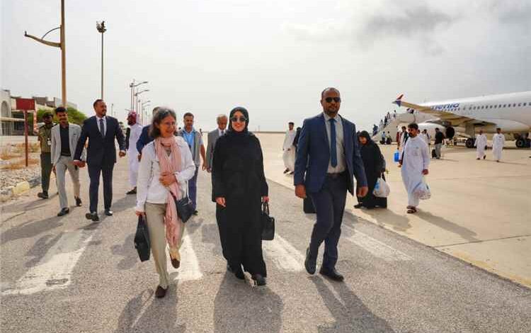 وكيلا حضرموت الحضرمي وباعلوي يستقبلان السفيرة الفرنسية لدى اليمن في مطار الريان الدولي