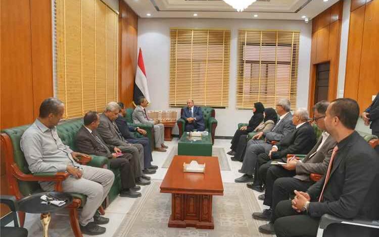 الخنبشي يناقش مع وزير الثقافة والسياحة سبل تنشيط القطاع السياحي وتعزيز الحراك الثقافي في حضرموت