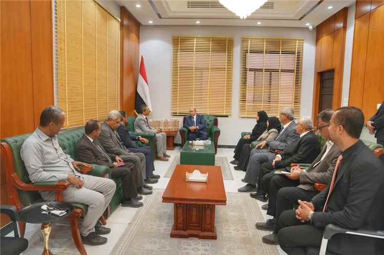 الخنبشي يناقش مع وزير الثقافة والسياحة سبل تنشيط القطاع السياحي وتعزيز الحراك الثقافي في حضرموت