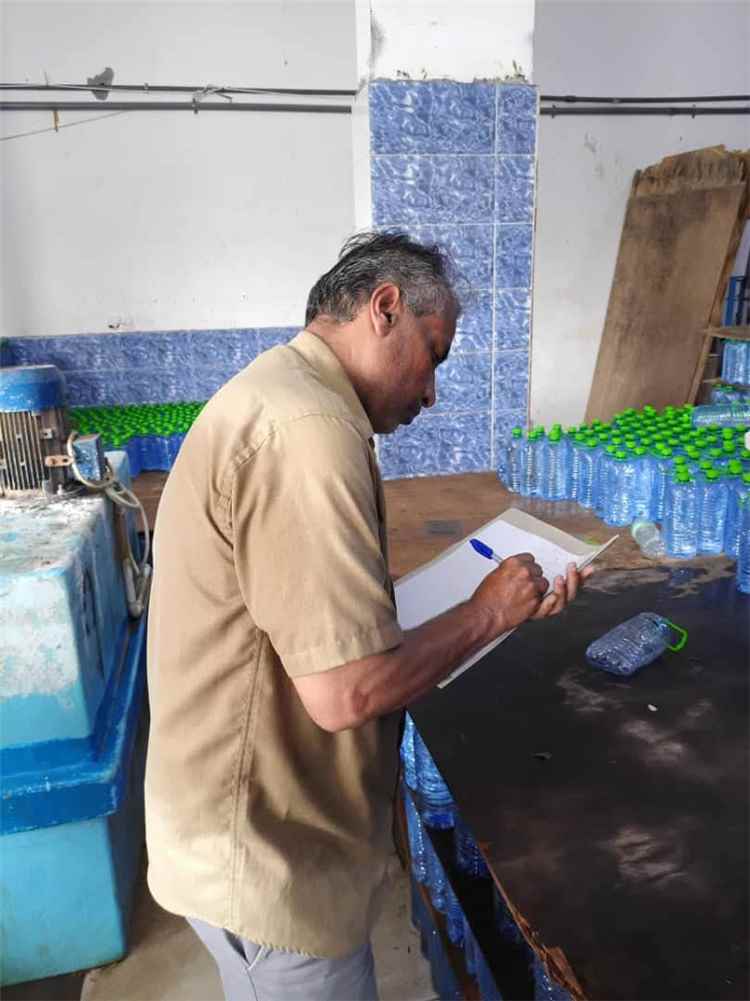 أبين .. حملة رقابية في خنفر للتفتيش على مصانع ومعامل المياه