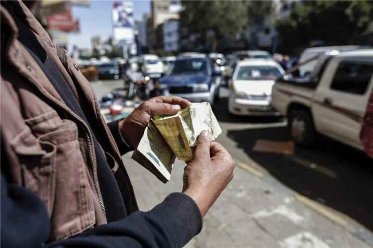 أزمات معيشية تستنزف العرب