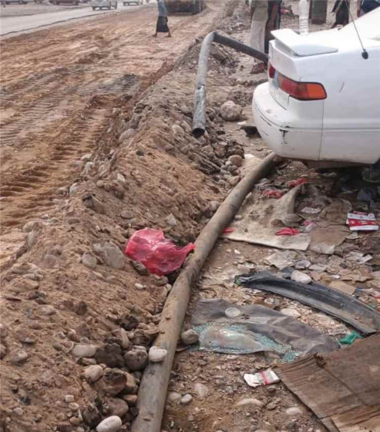 أزمة مياه في عزان بسبب مشروع توسعة الشارع.. والأهالي يطالبون بحلول عاجلة