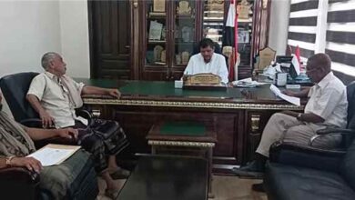 أمين عام محلي المهرة يناقش مع قيادة مكتب الصحة زيادة حوافز العاملين الصحيين بمستشفى سيحوت العام