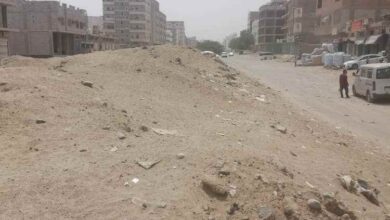 أهالي بلوك 12 يناشدون محافظ عدن ومأمور الشيخ عثمان إزالة أكوام الأتربة من خط الـ50