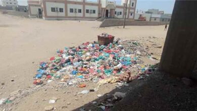 أهالي حي الشهداء بالممدارة يناشدون برفع أكوام القمامة وإنهاء معاناتهم مع التلوث