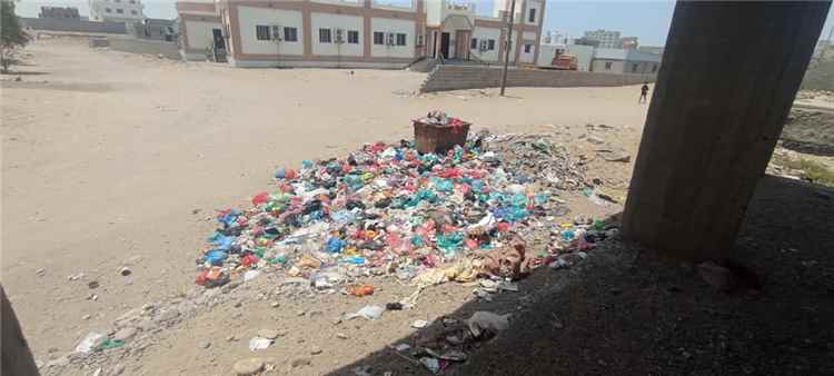 أهالي حي الشهداء بالممدارة يناشدون برفع أكوام القمامة وإنهاء معاناتهم مع التلوث