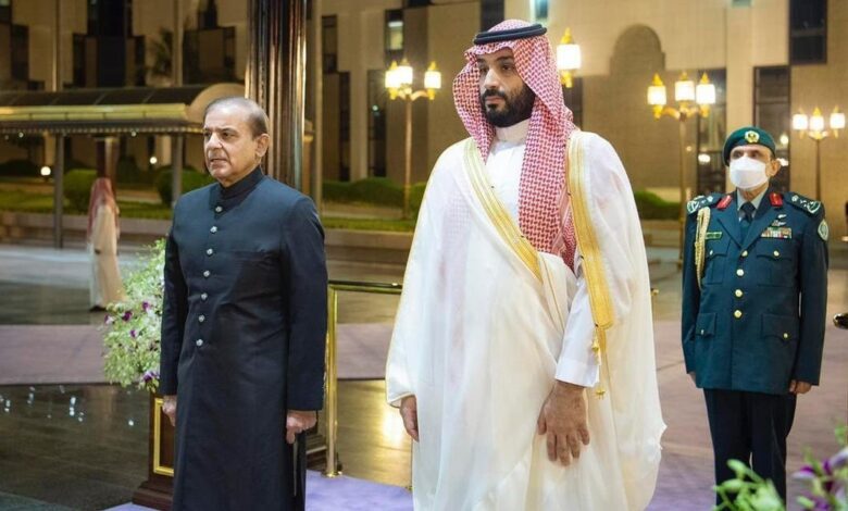 أول دولة إسلامية كبيرة تلوح بمواجهة عسكرية ضد الحوثيين وتحذر إيران: "السعودية خط أحمر"