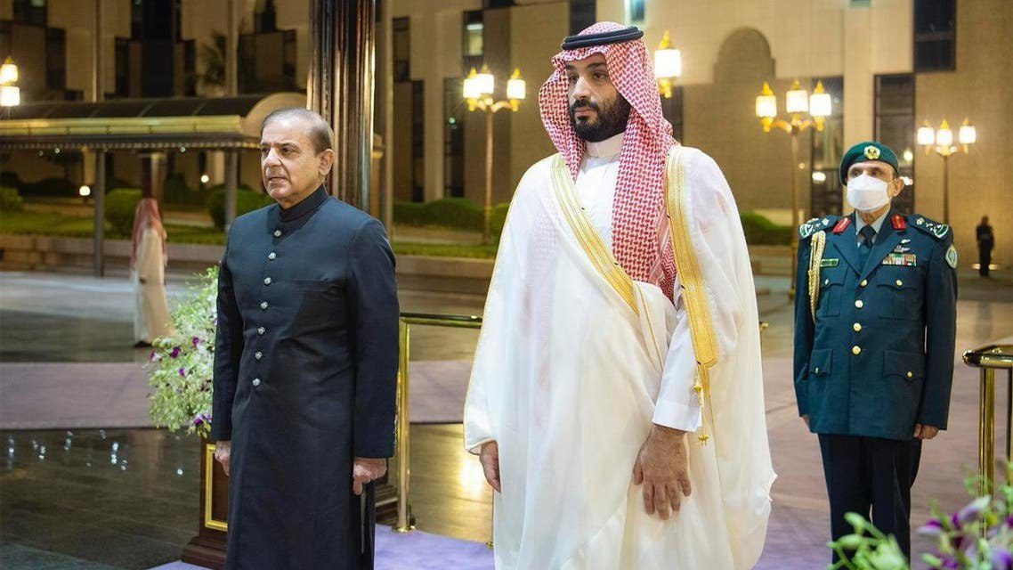 أول دولة إسلامية كبيرة تلوح بمواجهة عسكرية ضد الحوثيين وتحذر إيران: "السعودية خط أحمر"