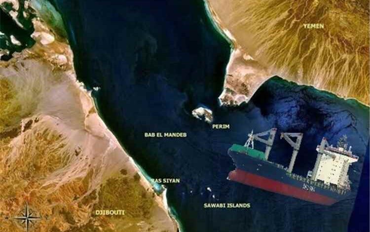 المشهد اليمني - أول رد حكومي على اعتزام الحوثيين فرض رسوم عبور على السفن في باب المندب