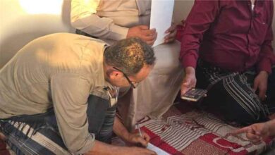 إتلاف نحو 4 أطنان من السجائر والمواد الغذائية منتهية الصلاحية في العبر
