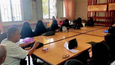 إدارة محو الأمية بعدن تعقد اجتماعها الدوري وتكرم موظفيها بمكافآت تشجيعية
