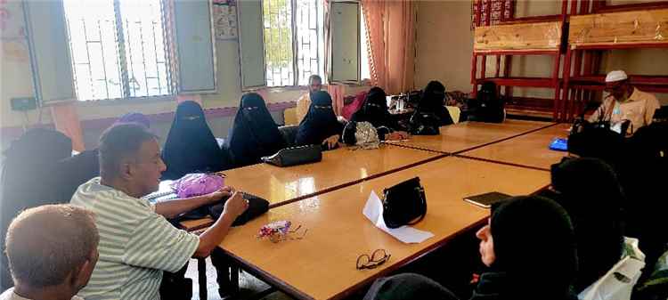 إدارة محو الأمية بعدن تعقد اجتماعها الدوري وتكرم موظفيها بمكافآت تشجيعية