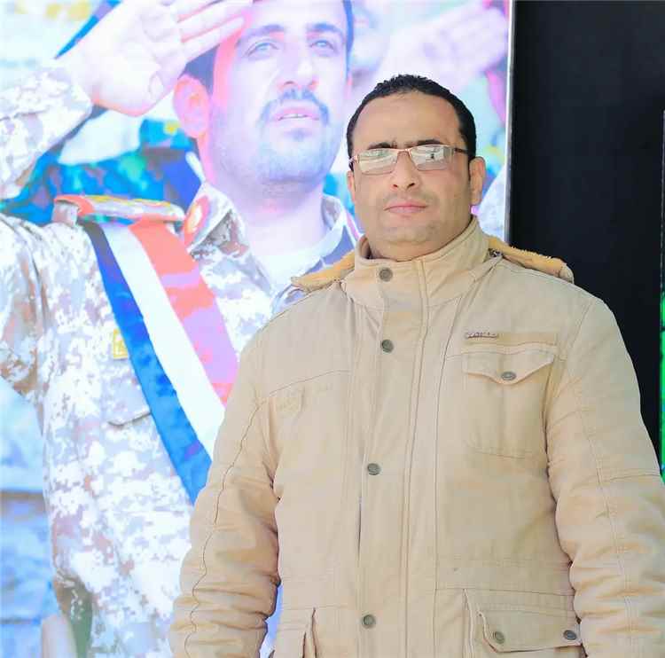 إعلامي موالٍ للحـ.ـوثيين يطلق صرخة مؤلمة: "أنا جائع… وأطفالي ينامون بلا طعام"