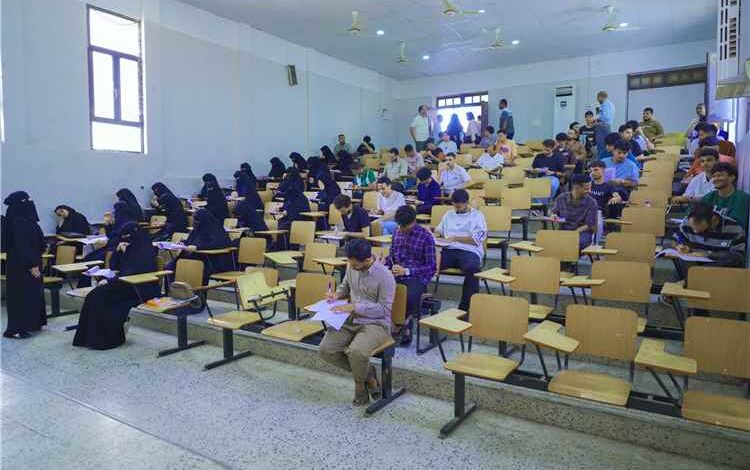 ارتياح طلابي لسير امتحانات كلية العلوم الإدارية بجامعة عدن