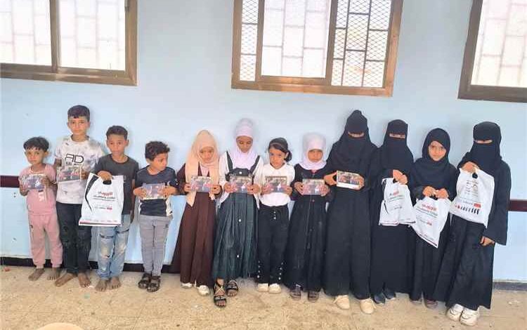 استكمالا لمشروع المسح الطبي.. توزيع السماعات الطبية لطلاب ردفان المحتاجين
