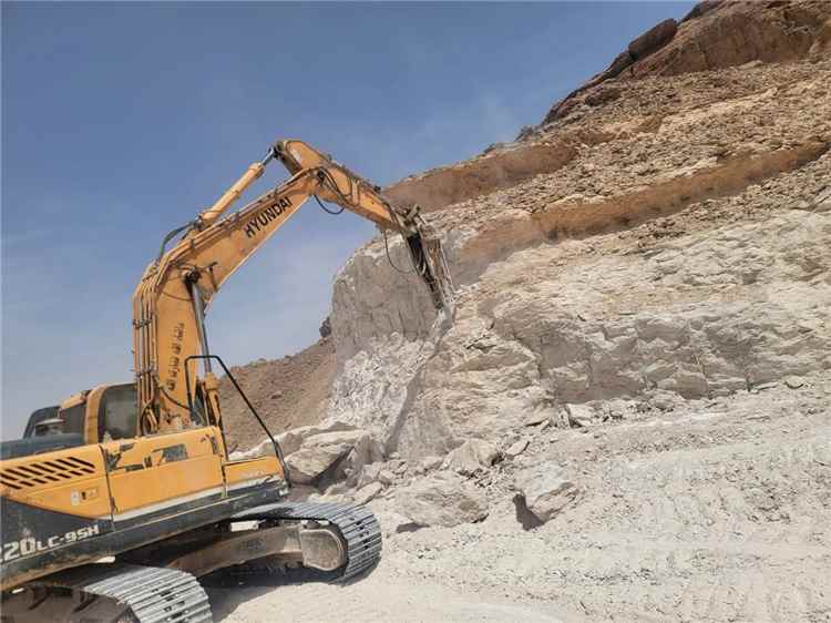 استمرار تنفيذ مشروع توسعة عقبة خفعة بتمويل من السلطة المحلية في شبوة