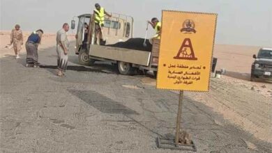 الأشغال العسكرية بالفرقة الأولى طوارئ تباشر إصلاح الحفر في الطريق الإسفلتي بين العبر والخشعة