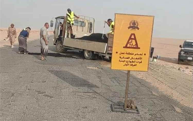 الأشغال العسكرية بالفرقة الأولى طوارئ تباشر إصلاح الحفر في الطريق الإسفلتي بين العبر والخشعة