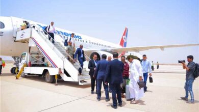 الامين العام للمجلس المحلي ومدير مطار الغيضة يستقبلان وزيرا الزراعة والمياه في المهرة