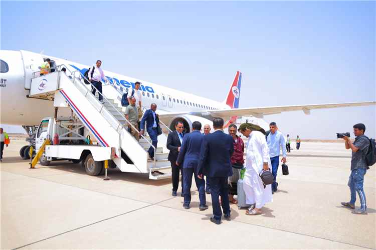 الامين العام للمجلس المحلي ومدير مطار الغيضة يستقبلان وزيرا الزراعة والمياه في المهرة