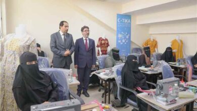 البكري ومنسق وكالة "تيكا" التركية يفتتحان معملي الحاسوب والخياطة بعدن