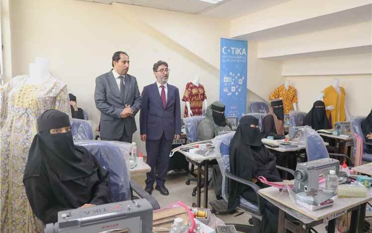 البكري ومنسق وكالة "تيكا" التركية يفتتحان معملي الحاسوب والخياطة بعدن