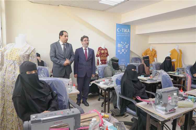 البكري ومنسق وكالة "تيكا" التركية يفتتحان معملي الحاسوب والخياطة بعدن
