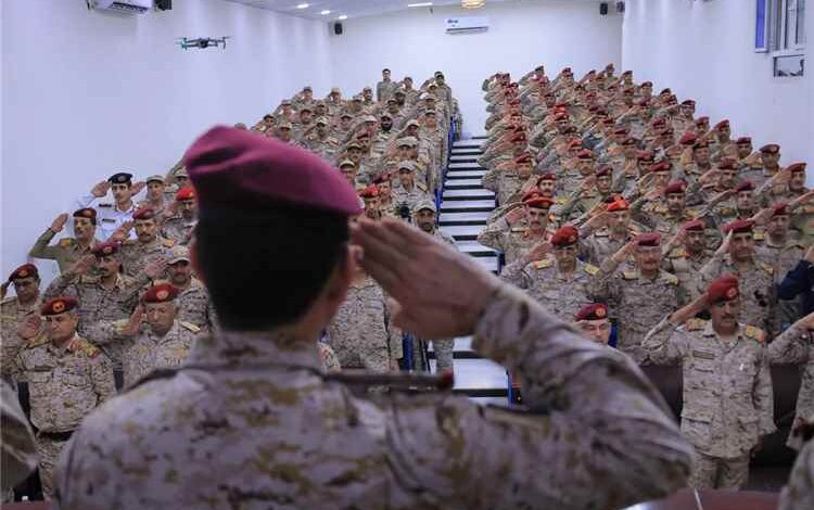 المشهد اليمني - الترتيبات على أعلى مستويات... توجيه رئاسي لـ القوات المسلحة برفع الجاهزية القتالية لمواجهة الحوثيين