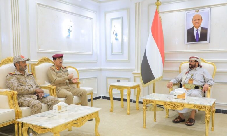 التقى وزير الدفاع ورئيس هيئة الأركان بحضور قائد التحالف بمأرب.. اللواء العرادة يوجه برفع الجاهزية ويتحدث عن معركة مصيرية