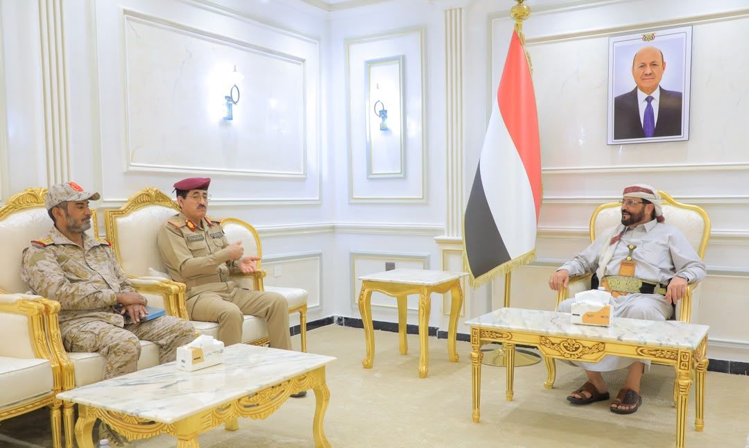 التقى وزير الدفاع ورئيس هيئة الأركان بحضور قائد التحالف بمأرب.. اللواء العرادة يوجه برفع الجاهزية ويتحدث عن معركة مصيرية